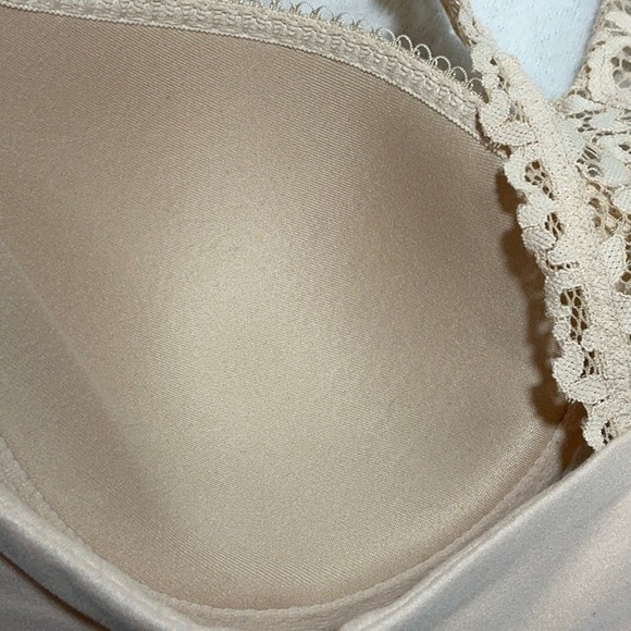 Victoria's Secret Cream Lace Bra with Underwire - Picture 3 of 7